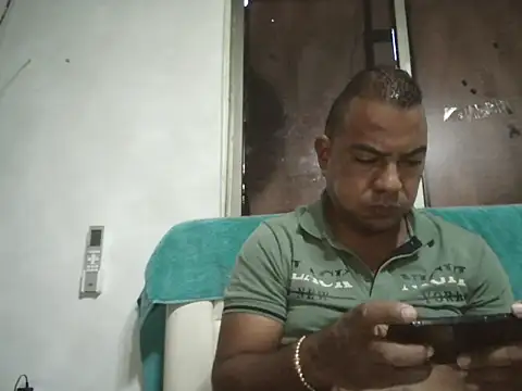 Snapshot of Quillero18 chatting on February 2026 03:33:01 PM Quillero18 online show from February 2026 03:33:01 PM