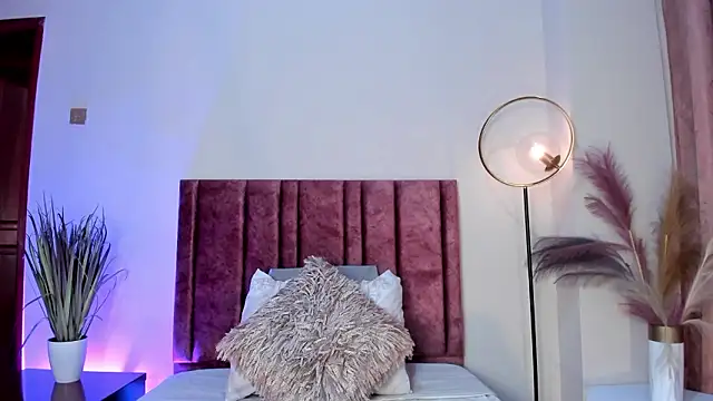 AndraCyruss online show from February 2026 11:33:02 PM