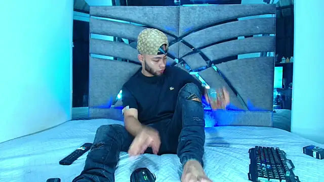 Snapshot of Xanderstone00 chatting on June 2026 01:43:02 AM Xanderstone00 online show from June 2026 01:43:02 AM