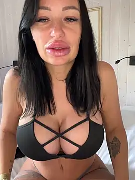 Snapshot of SaraHotDiamond_xoxo chatting on April 2026 08:59:02 AM SaraHotDiamond xoxo online show from April 2026 08:59:02 AM