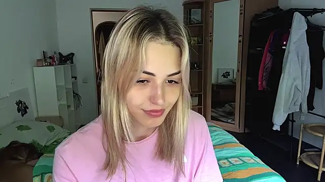 Snapshot of Evva_mayy chatting on June 2026 06:28:01 AM Evva mayy online show from June 2026 06:28:01 AM