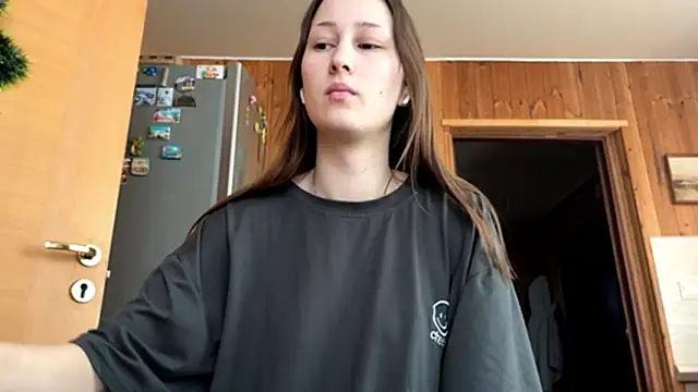 Snapshot of VickieKush chatting on February 2026 06:08:01 AM VickieKush online show from February 2026 06:08:01 AM