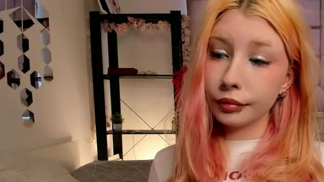 Snapshot of WarmAtEdges chatting on April 2026 02:41:01 PM WarmAtEdges online show from April 2026 02:41:01 PM