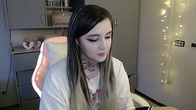 Snapshot of Rin_Tozier chatting on March 2026 02:04:02 AM Rin Tozier online show from March 2026 02:04:02 AM