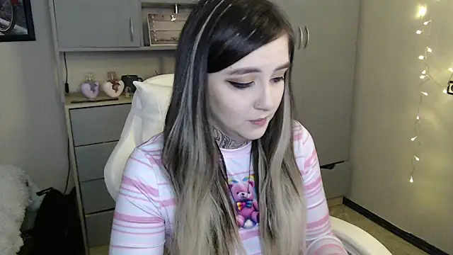 Snapshot of Rin_Tozier chatting on April 2026 01:22:01 AM Rin Tozier online show from April 2026 01:22:01 AM