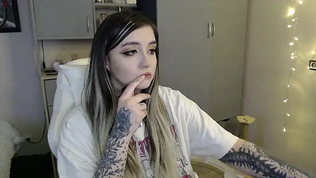 Snapshot of Rin_Tozier chatting on April 2026 01:32:01 AM Rin Tozier online show from April 2026 01:32:01 AM