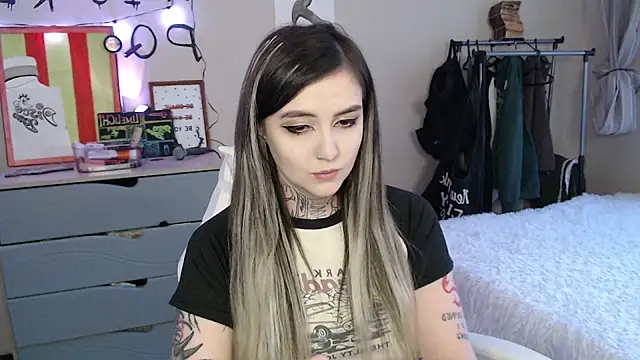 Snapshot of Rin_Tozier chatting on April 2026 01:05:01 AM Rin Tozier online show from April 2026 01:05:01 AM