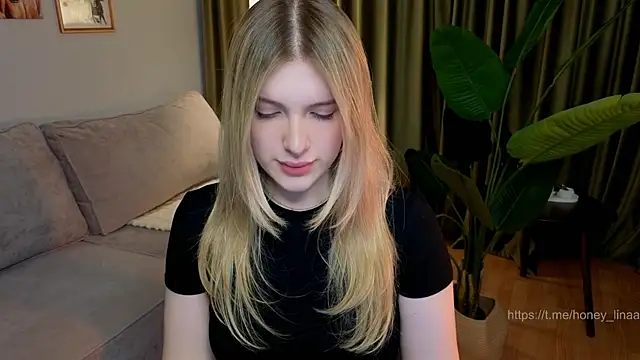 Snapshot of honey_kors chatting on April 2026 03:48:02 PM honey kors online show from April 2026 03:48:02 PM