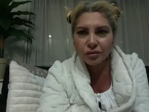 Snapshot of mistycbeauty chatting on April 2026 03:37:01 AM mistycbeauty online show from April 2026 03:37:01 AM
