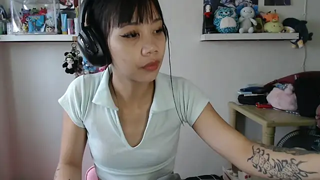 Snapshot of GloryKulikowski chatting on March 2026 02:27:02 AM GloryKulikowski online show from March 2026 02:27:02 AM