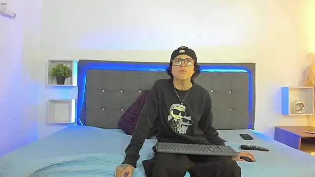 Ale cuzz online show from April 2026 02:02:02 PM