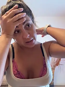 Snapshot of leona-david chatting on April 2026 06:27:02 PM leona-david online show from April 2026 06:27:02 PM