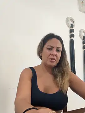 Snapshot of leona-david chatting on April 2026 06:13:02 PM leona-david online show from April 2026 06:13:02 PM