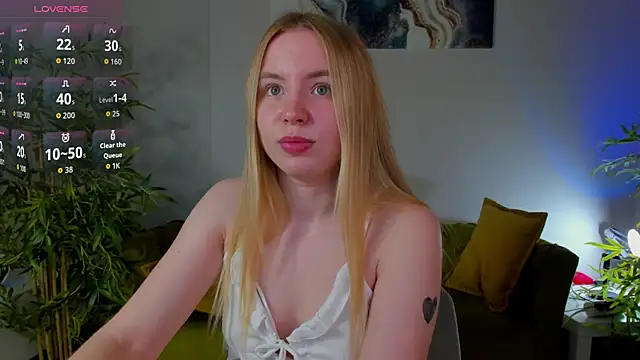 Snapshot of Linda__Bloom chatting on June 2026 12:41:02 AM Linda Bloom online show from June 2026 12:41:02 AM