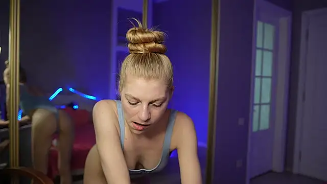 Snapshot of AlisMil chatting on April 2026 10:21:01 AM AlisMil online show from April 2026 10:21:01 AM