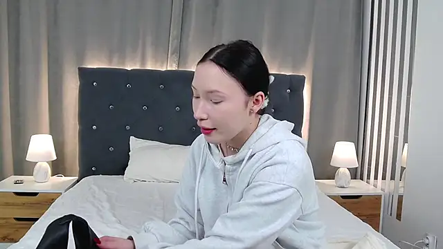 Snapshot of VikkyVonn chatting on March 2026 10:43:02 AM VikkyVonn online show from March 2026 10:43:02 AM