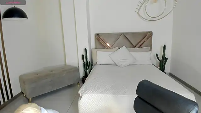 CarolineEvans x online show from March 2026 04:05:01 AM