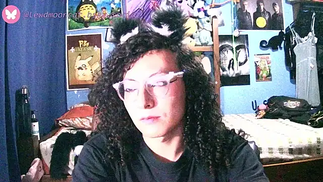 Snapshot of lewd_mooncat chatting on May 2026 11:21:02 PM lewd mooncat online show from May 2026 11:21:02 PM