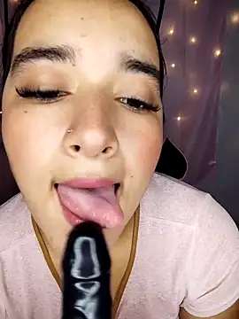 Snapshot of kloe-Dubois chatting on April 2026 04:45:01 PM kloe-Dubois online show from April 2026 04:45:01 PM