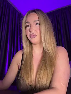 Snapshot of SelenneDreams chatting on March 2026 05:42:01 PM SelenneDreams online show from March 2026 05:42:01 PM