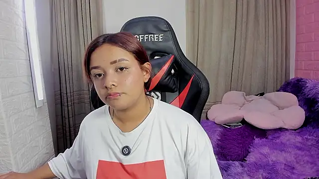 Snapshot of Sienna_Lux01 chatting on February 2026 06:28:01 PM Sienna Lux01 online show from February 2026 06:28:01 PM