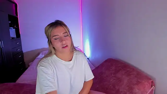 Snapshot of saradiazxxx chatting on April 2026 07:45:01 AM saradiazxxx online show from April 2026 07:45:01 AM