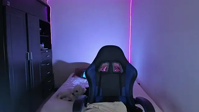 Snapshot of saradiazxxx chatting on April 2026 06:18:01 AM saradiazxxx online show from April 2026 06:18:01 AM