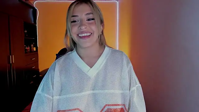 Snapshot of saradiazxxx chatting on April 2026 08:15:02 AM saradiazxxx online show from April 2026 08:15:02 AM