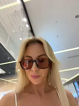 Snapshot of LisaMurr chatting on May 2026 12:44:01 PM LisaMurr online show from May 2026 12:44:01 PM