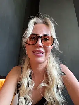 Snapshot of LisaMurr chatting on June 2026 01:54:02 PM LisaMurr online show from June 2026 01:54:02 PM