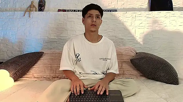 Snapshot of Eliassalvatore_ chatting on April 2026 03:36:02 PM Eliassalvatore online show from April 2026 03:36:02 PM