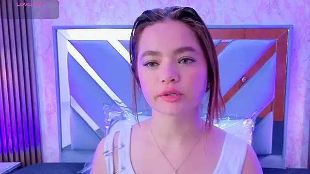 Snapshot of LittleeSara18 chatting on June 2026 11:04:02 AM LittleeSara18 online show from June 2026 11:04:02 AM
