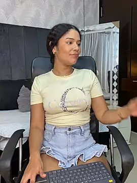 Snapshot of Miaafoxx__ chatting on March 2026 02:04:02 AM Miaafoxx online show from March 2026 02:04:02 AM