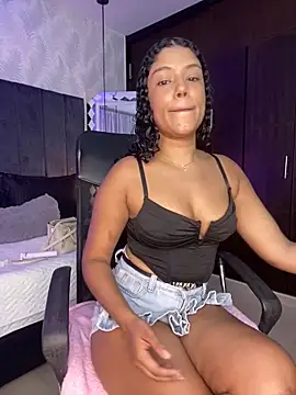 Snapshot of Miaafoxx__ chatting on April 2026 07:18:02 PM Miaafoxx online show from April 2026 07:18:02 PM