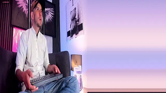 Snapshot of Milanwhite_ chatting on February 2026 11:33:01 AM Milanwhite online show from February 2026 11:33:01 AM