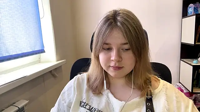 TomikoPfau online show from April 2026 07:47:01 AM