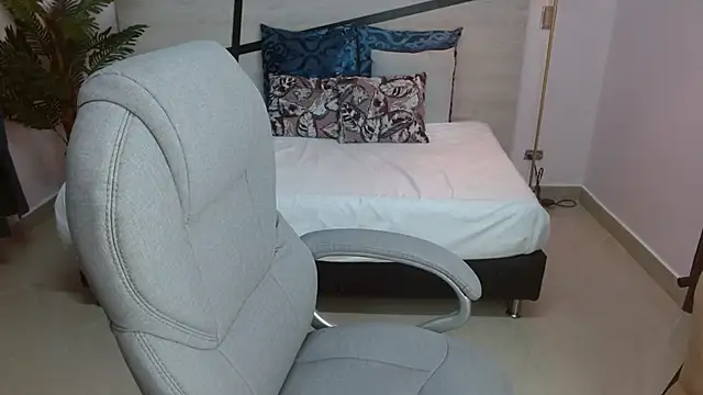 Snapshot of Anne_blake chatting on April 2026 12:16:02 PM Anne blake online show from April 2026 12:16:02 PM