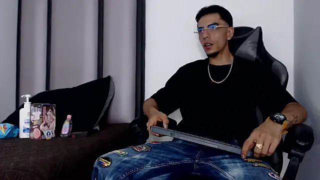 Snapshot of Endrick-23 chatting on March 2026 03:56:01 AM Endrick-23 online show from March 2026 03:56:01 AM