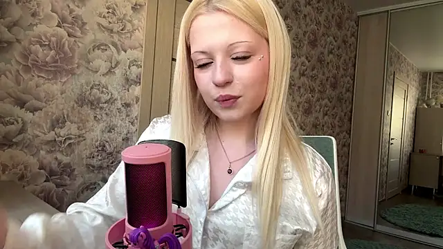 Snapshot of JeneeBIanks chatting on April 2026 12:14:01 PM JeneeBIanks online show from April 2026 12:14:01 PM