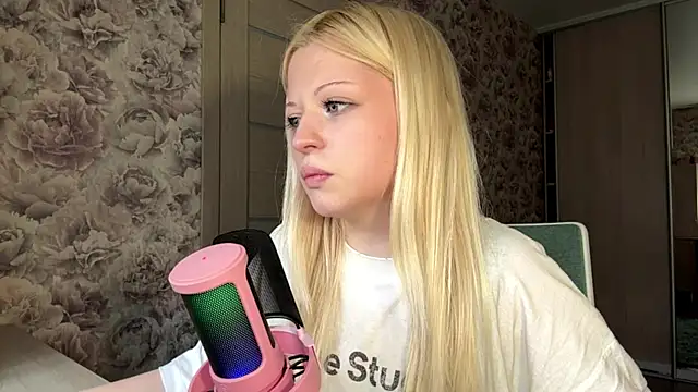 Snapshot of JeneeBIanks chatting on April 2026 11:34:01 AM JeneeBIanks online show from April 2026 11:34:01 AM