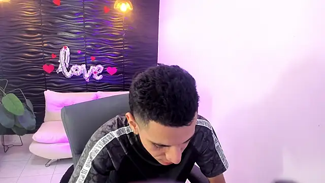 dominicjonnes online show from April 2026 07:43:01 PM