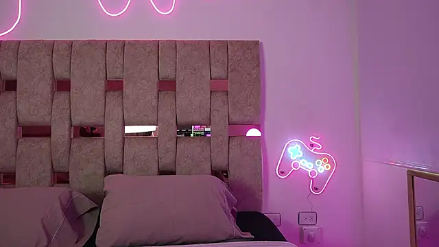 Snapshot of Fernanda_thail_ chatting on April 2026 07:20:02 PM Fernanda thail online show from April 2026 07:20:02 PM