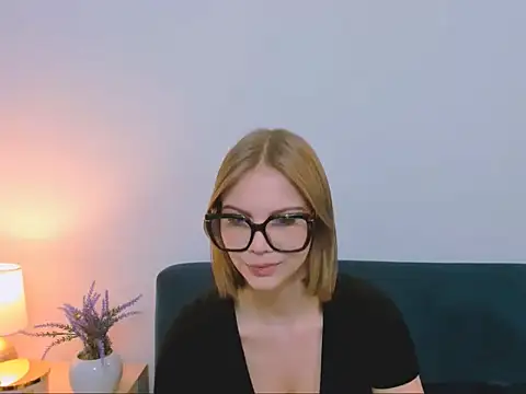 StormiSmooth online show from March 2026 02:01:01 PM