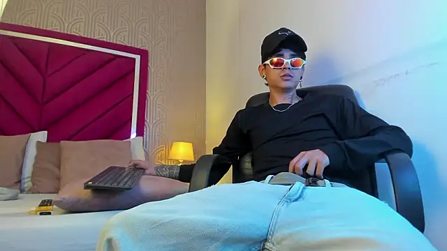 Dominic Foxx online show from March 2026 07:53:02 PM