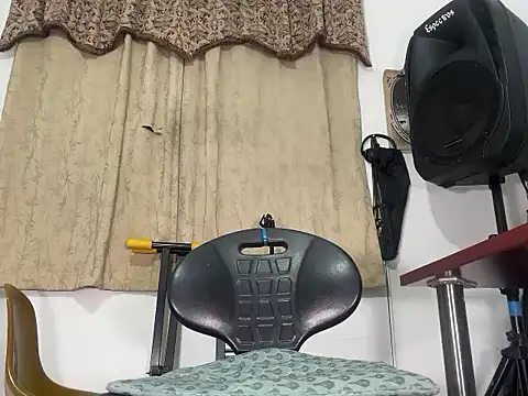 Snapshot of enimanocturno chatting on April 2026 02:11:02 AM enimanocturno online show from April 2026 02:11:02 AM