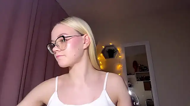 Snapshot of MiaCashe chatting on March 2026 03:08:01 PM MiaCashe online show from March 2026 03:08:01 PM