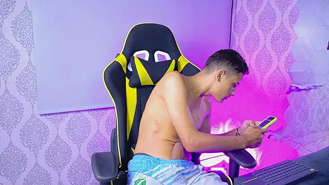 Snapshot of Luxury_boys chatting on April 2026 10:14:02 PM Luxury boys online show from April 2026 10:14:02 PM