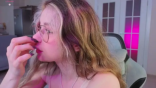 Snapshot of Dipamelly chatting on April 2026 02:01:01 AM Dipamelly online show from April 2026 02:01:01 AM