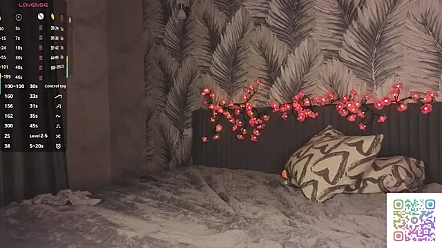 Snapshot of HinaVibe chatting on April 2026 07:07:02 PM HinaVibe online show from April 2026 07:07:02 PM