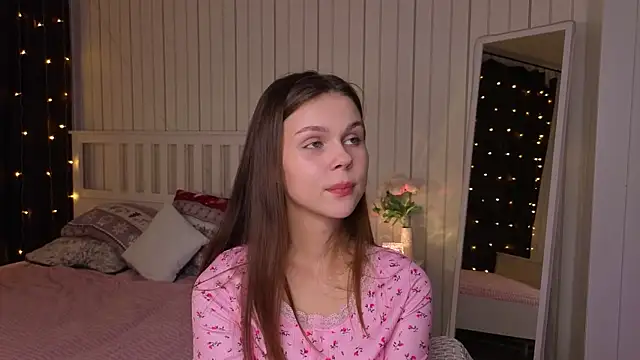 Snapshot of EarthaLevra chatting on April 2026 06:16:01 PM EarthaLevra online show from April 2026 06:16:01 PM